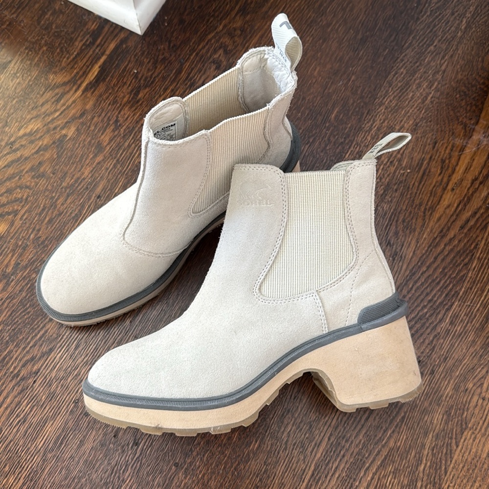 Like New waterproof Sorel Hi-Line Chelsea Chalk/Ceramic